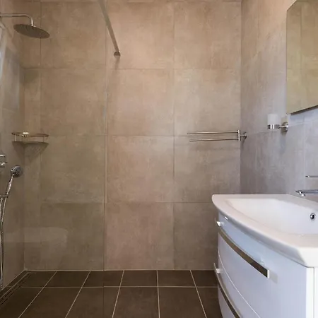 4 Bedroom Beautiful In Holiday home