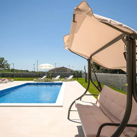 4 Bedroom Beautiful In Holiday home *