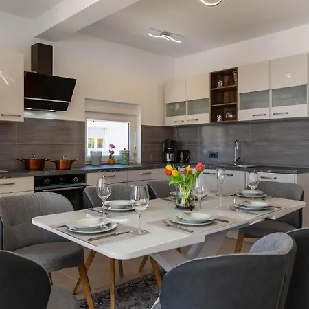 4 Bedroom Beautiful In